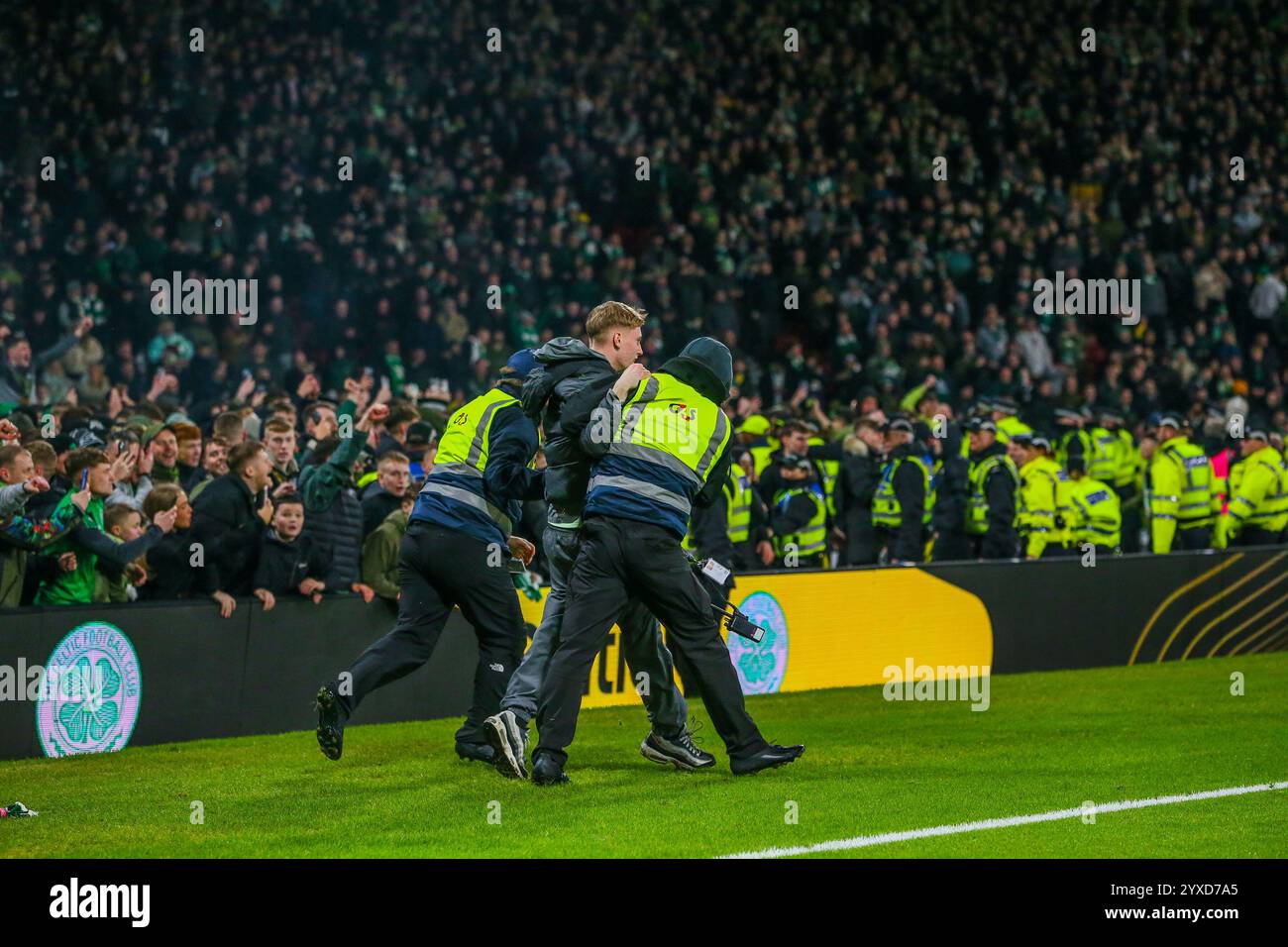 Glasgow, Regno Unito. 15 dicembre 2024. Il Celtic ha giocato con i Rangers a Hampden Park, Glasgow, Scozia, Regno Unito nella finale della Premier Sports Cup. La partita arrivò ai tempi supplementari con il punteggio di 3 - 3 Rangers del Celtic. I marcatori per il Celtic sono stati G. Taylor (56') gol 56 minuti D. Maeda (60') goal 60 minuti N. Kühn (87') e per i Rangers N. Bajrami (41') goal 41 minuti M. Diomande (75') goal 75 minuti Danilo (88'). La partita finì ai rigori e il Celtic vinse 5-4. Crediti: Findlay/Alamy Live News Foto Stock