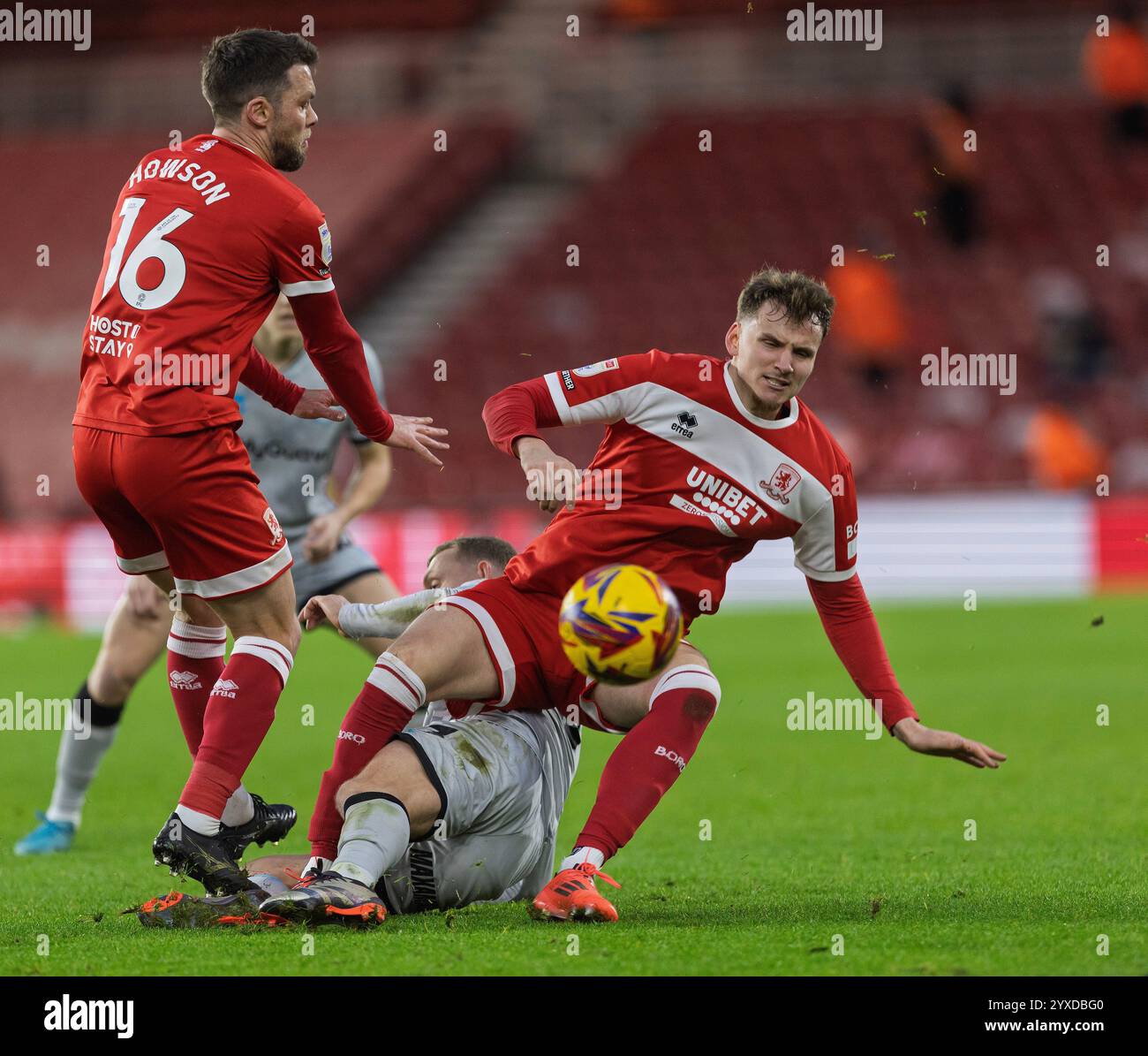 Rav van den Berg di Middlesbrough in azione con Jonathan Howson e George Saville di Millwall durante il match del campionato Sky Bet tra Middlesbrough e Millwall al Riverside Stadium di Middlesbrough sabato 14 dicembre 2024. (Foto: Mark Fletcher | mi News) crediti: MI News & Sport /Alamy Live News Foto Stock