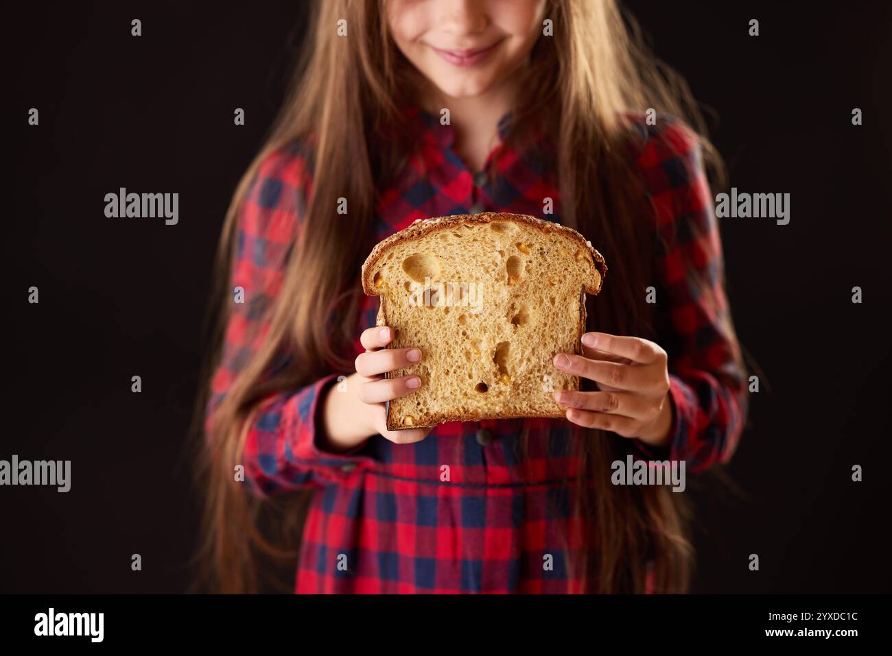 Ragazza che tiene in mano il panettone italiano, concetto per le vacanze di Natale, cottura fatta in casa, tradizione e cibo Foto Stock