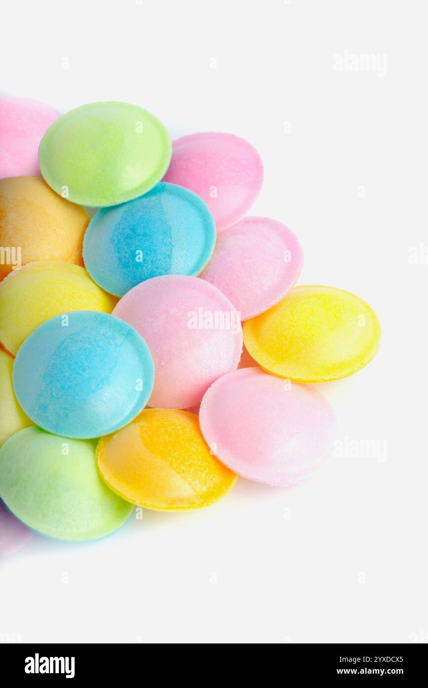 le caramelle a piattino volante sono caratterizzate da una croccante conchiglia di riso commestibile riempita con polvere di sherbet frizzante al centro, che offre un tocco di sapore aspro in tutti Foto Stock