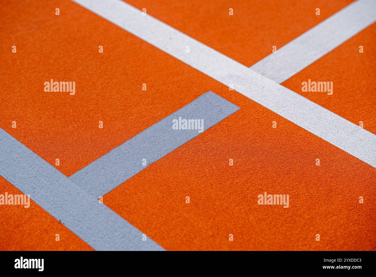 Campo da tennis arancione e nero - campo da picnic con linee bianche e linee da picnic grigio chiaro Foto Stock