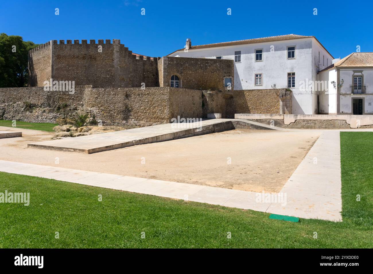 Splendida città fortificata di Lagos in una giornata di sole. Pareti e case bianche. Regione dell'Algarve, Portogallo. Foto Stock