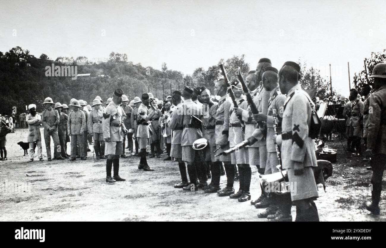 Una banda regmentale Gurkha che sta per suonare per i soldati britannici per celibrare il compleanno del reggimento delle Brigate Rifle mentre era in attesa nel nord dell'India, agosto 1931. Foto Stock