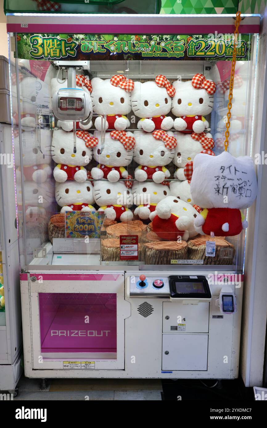 Hello Kitty, giocattolo morbido, arcade, gru a artigli a Shinjuku, Tokyo, Giappone Foto Stock