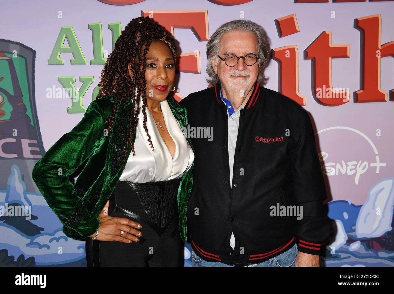 LOS ANGELES, CALIFORNIA - 13 DICEMBRE: (L-R) Dawnn Lewis e Matt Groening partecipano allo speciale "The Simpsons" per le festività, prima proiezione mondiale per Disney+" Foto Stock