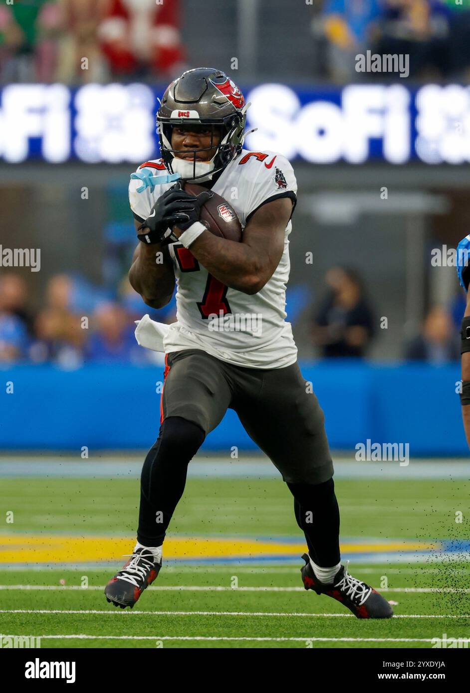 Inglewood, California, Stati Uniti. 15 dicembre 2024. Il running back dei Tampa Bay Buccaneers Bucky Irving (7) porta la palla durante la gara della NFL contro i Los Angeles Chargers a Inglewood, California. Credito fotografico obbligatorio: Charles Baus/CSM/Alamy Live News Foto Stock