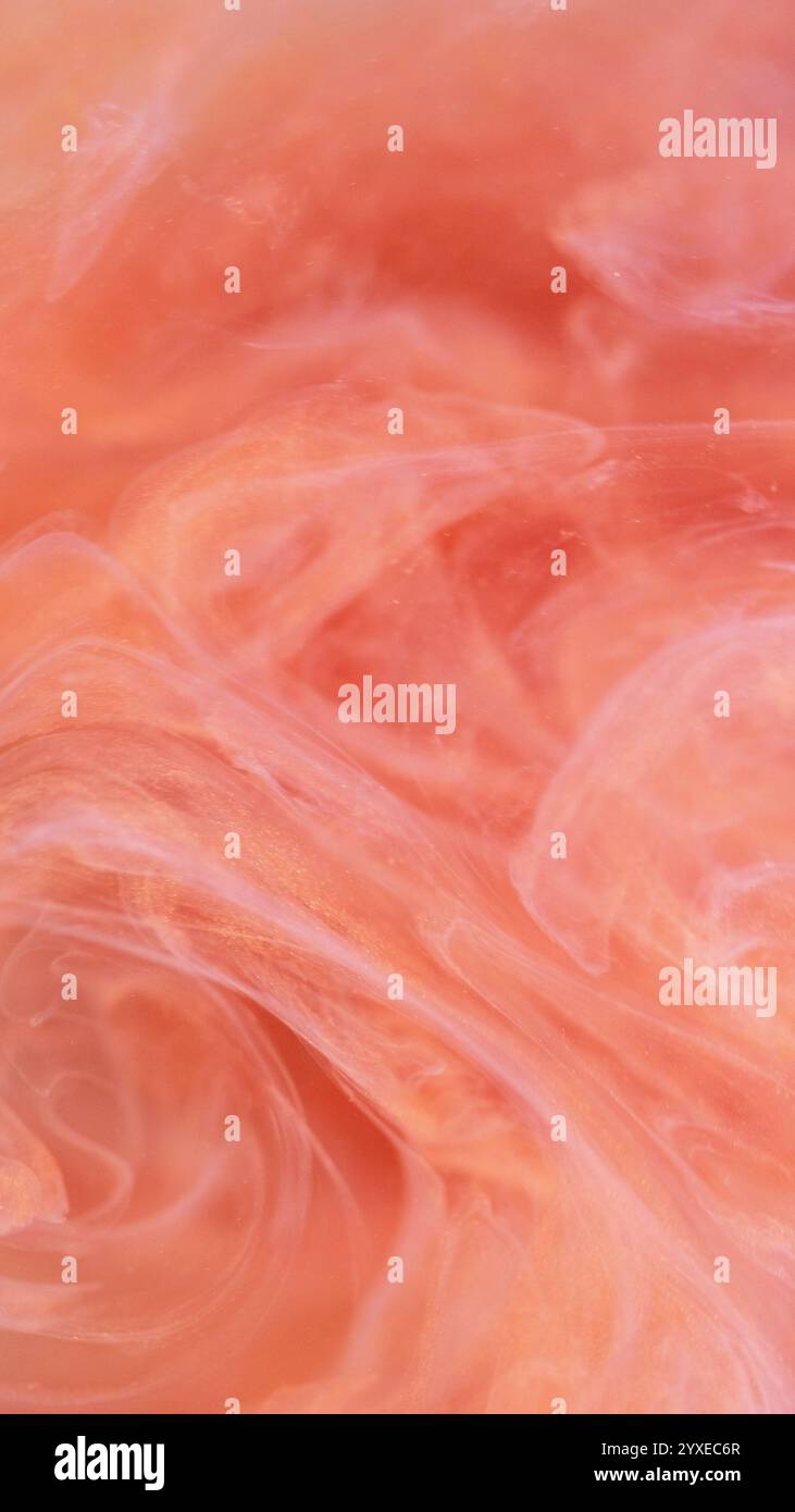 Far cadere il liquido. Vorticoso cloud. Il bianco arancione brillante sfocato spruzza il vapore di nebbia dell'inchiostro di pittura che si muove su uno sfondo artistico astratto. Foto Stock