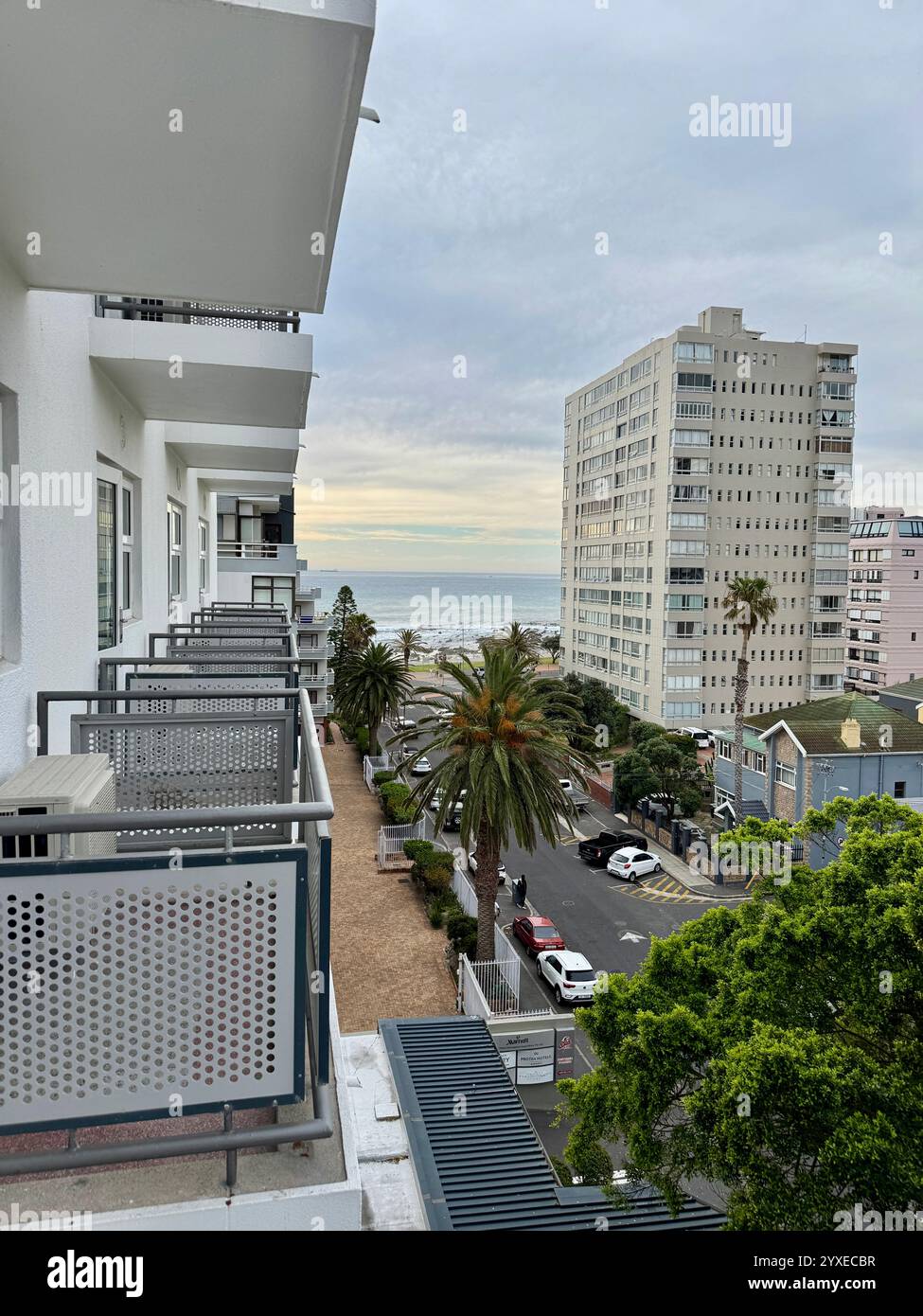 Affacciato sull'oceano a Sea Point, città del Capo, Sud Africa Foto Stock