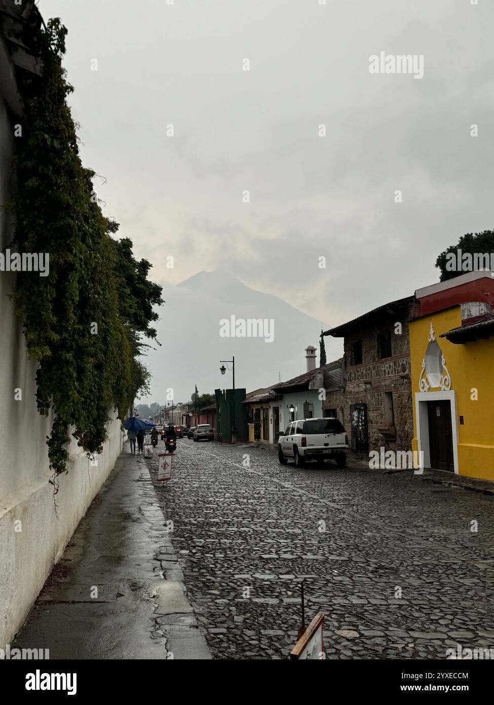 Foggy, Antigua guatemela con Vulcano Foto Stock
