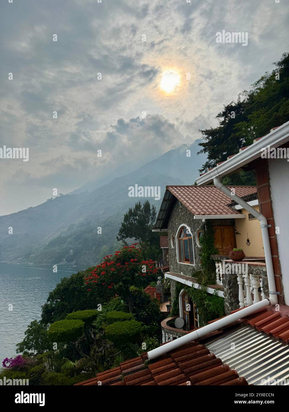 Sfondo vulcanico a la Casa del Mundo, lago Atitilan Guatemala Foto Stock
