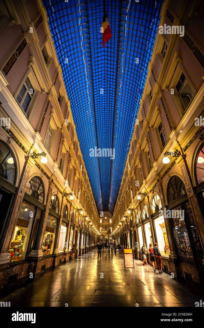 Glow serale nelle Galeries Royales Saint-Hubert - Bruxelles, Belgio Foto Stock