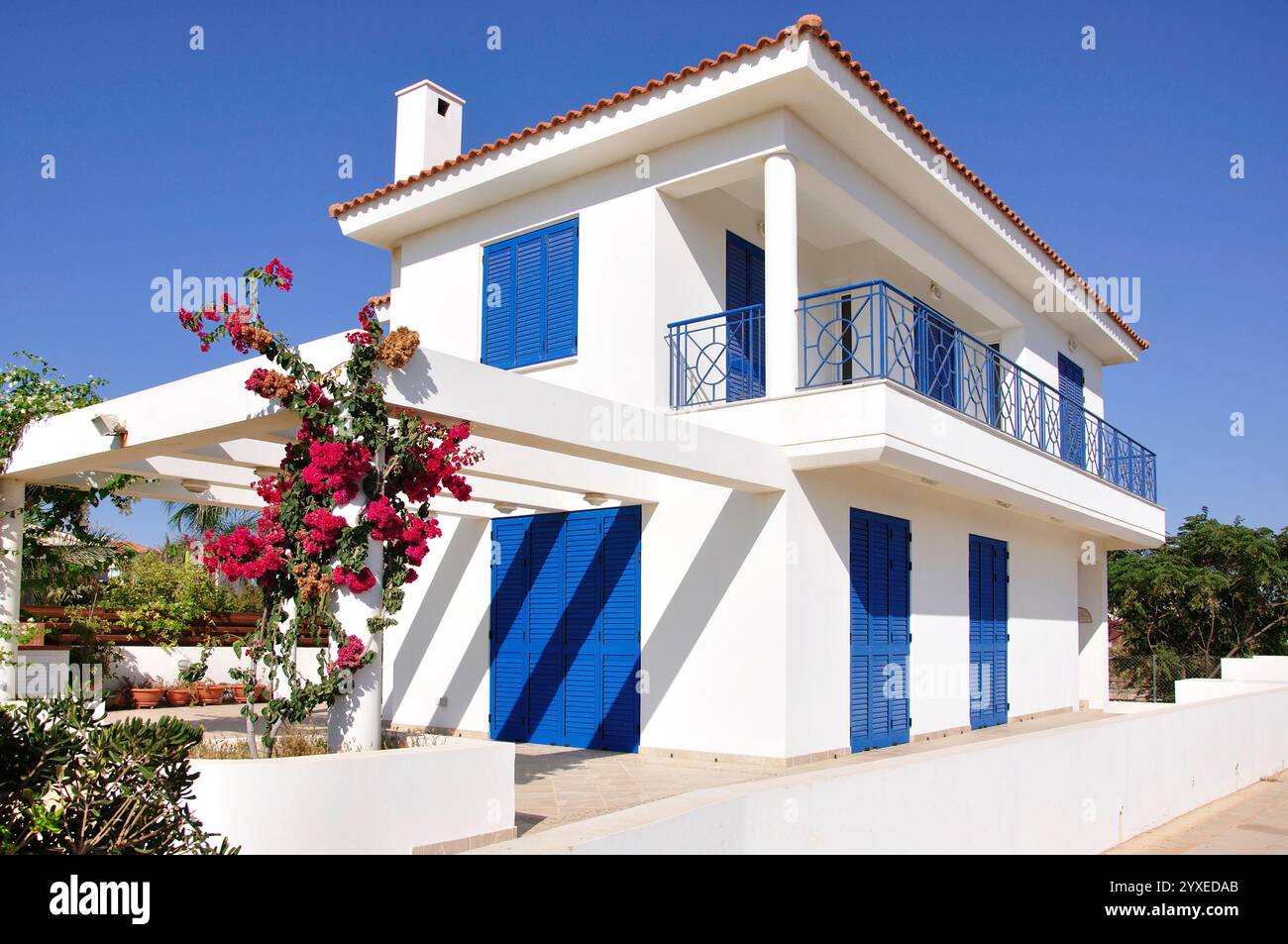 Piccola villa con persiane blu, Ayia Napa, Famagusta District, Cipro Foto Stock