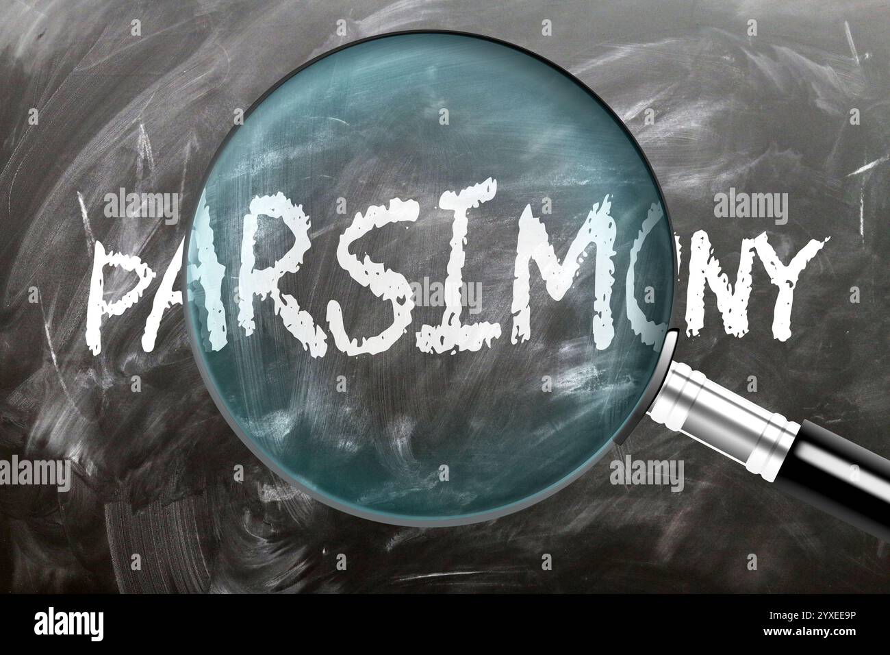 Parsimonia - impararla, studiarla e ispezionarla. Un'occhiata più da vicino alla parsimonia. Una lente d'ingrandimento che ingrandisce la parola "parsimonia" scritta su una lavagna Foto Stock