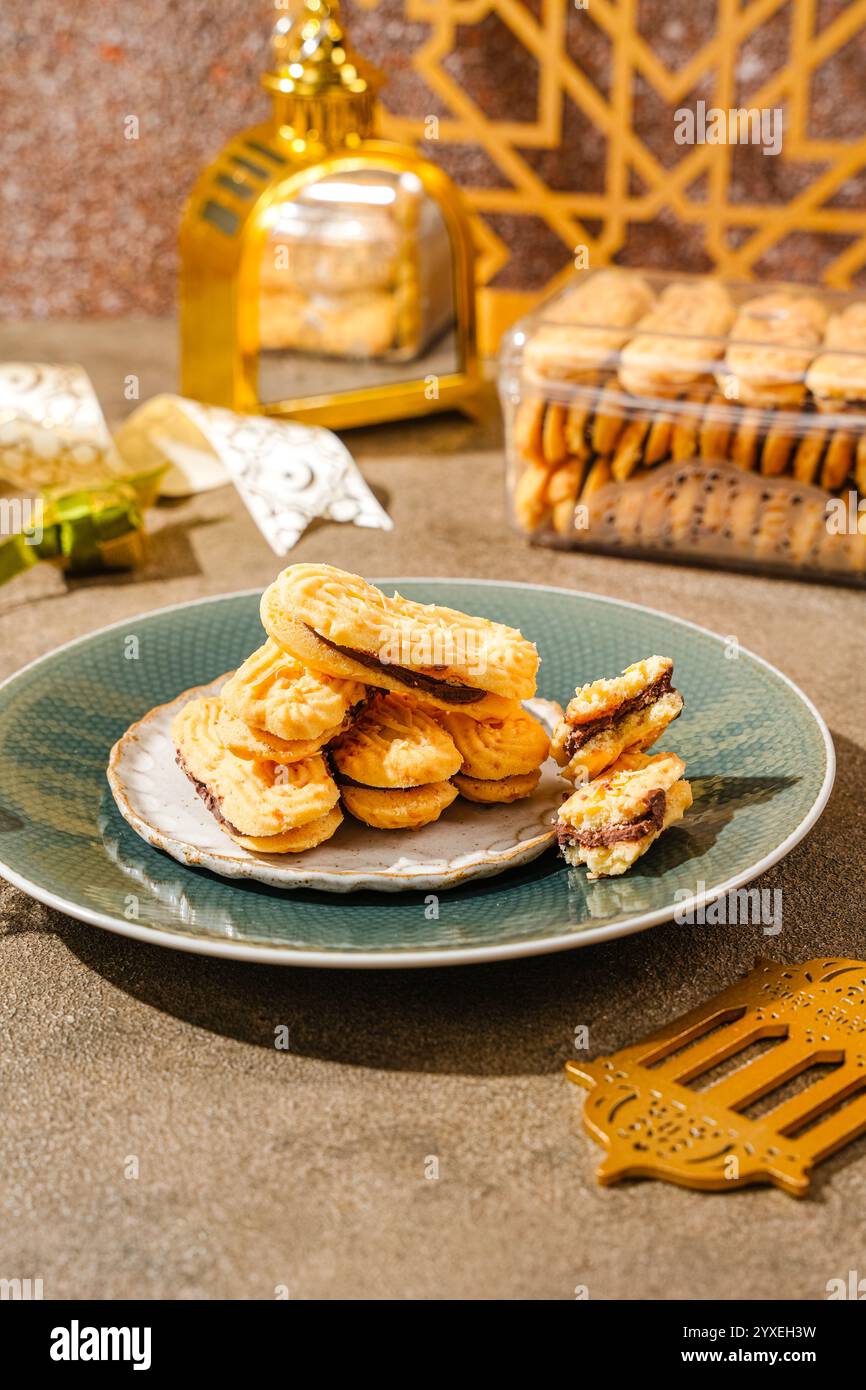 Il Kue lidah che si mescola con la marmellata di cioccolato è un piccolo biscotto indonesiano (kue kering) a forma di lingua di un gatto (lungo e piatto). Sono dolci e.. Foto Stock