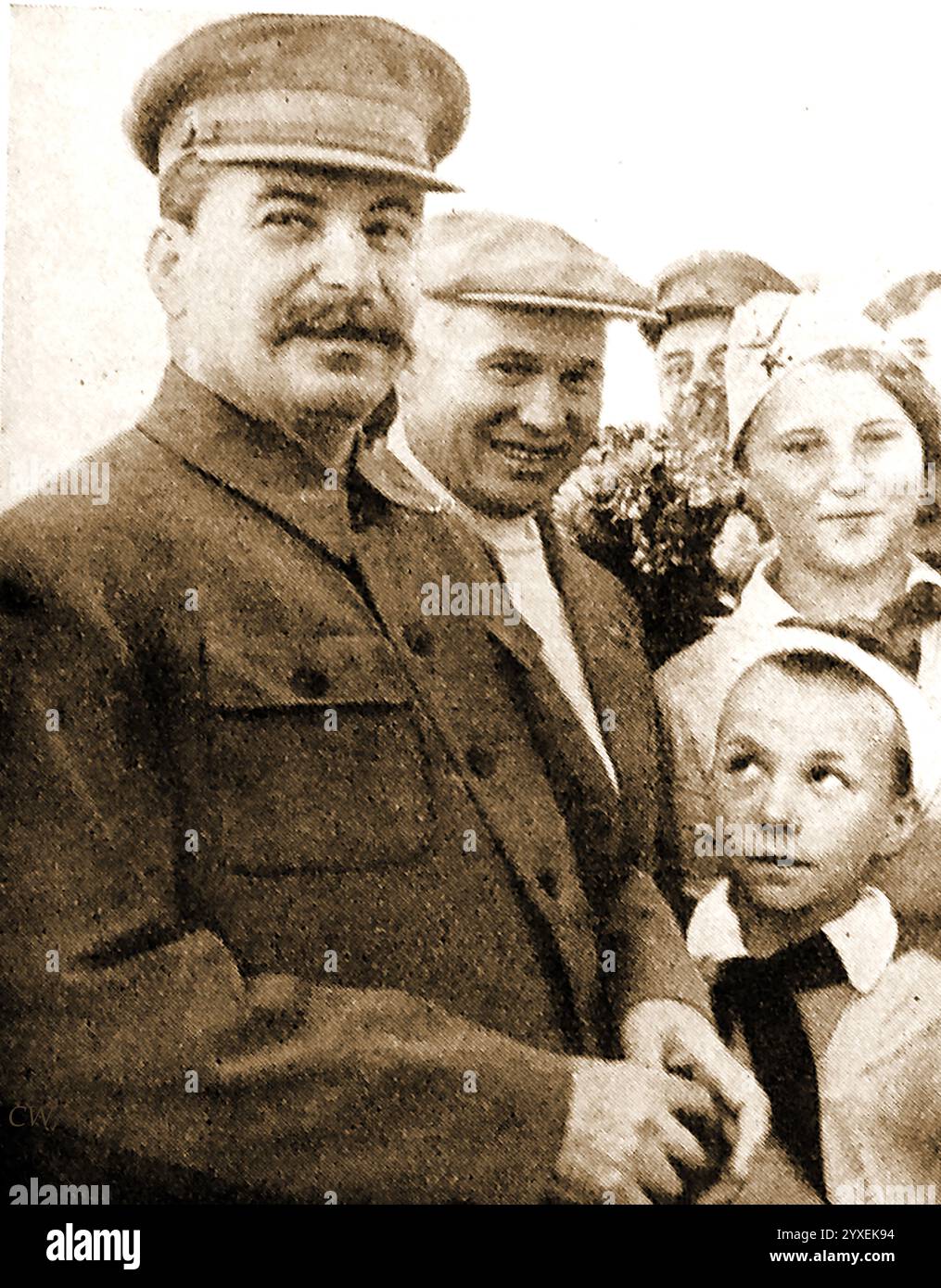 Una fotografia propagandistica di Joseph Stalin sorridente (Dzhugashvili) scattata con i bambini. - Joseph Vissarionovich Stalin 1878 – 1953) è stato un politico e rivoluzionario sovietico. Fu leader dell'Unione Sovietica dal 1924 fino alla sua morte nel 1953. - Пропагандистская фотография улыбающегося Иосифа Сталина (Джугашвили), сделанная с детьми. - Иосиф Виссарионович Сталин (1878 - 1953) был советским политиком и революционером. Он был лидером Советского Союза с 1924 года до своей смерти в 1953 году. Foto Stock