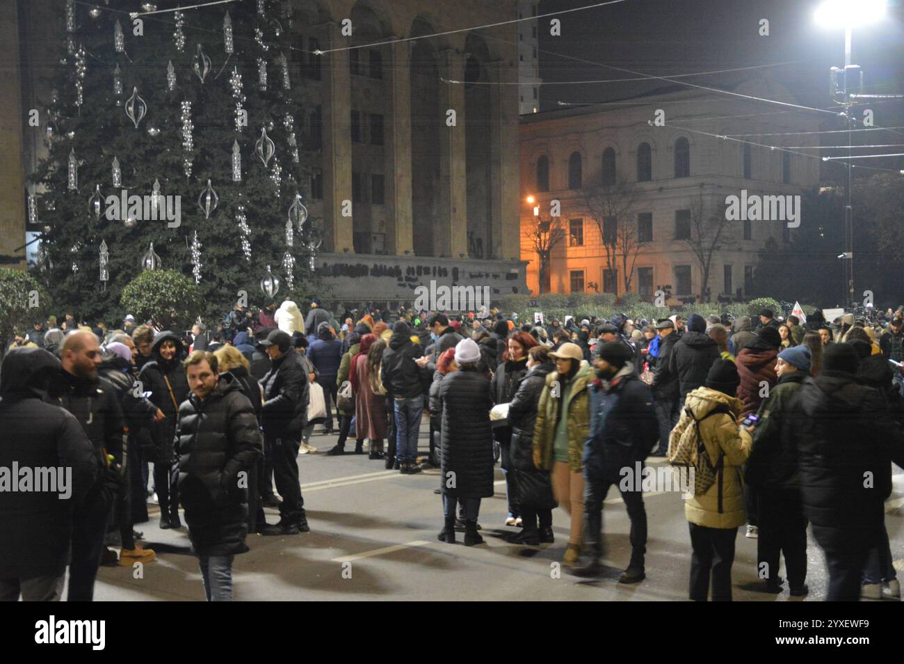 Tblisi, Georgia - 10 dicembre 2024 - i manifestanti si riuniscono di fronte all'edificio del Parlamento. (Foto di Markku Rainer Peltonen) Foto Stock