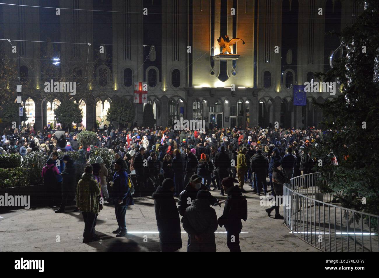 Tblisi, Georgia - 10 dicembre 2024 - i manifestanti si riuniscono di fronte all'edificio del Parlamento. (Foto di Markku Rainer Peltonen) Foto Stock