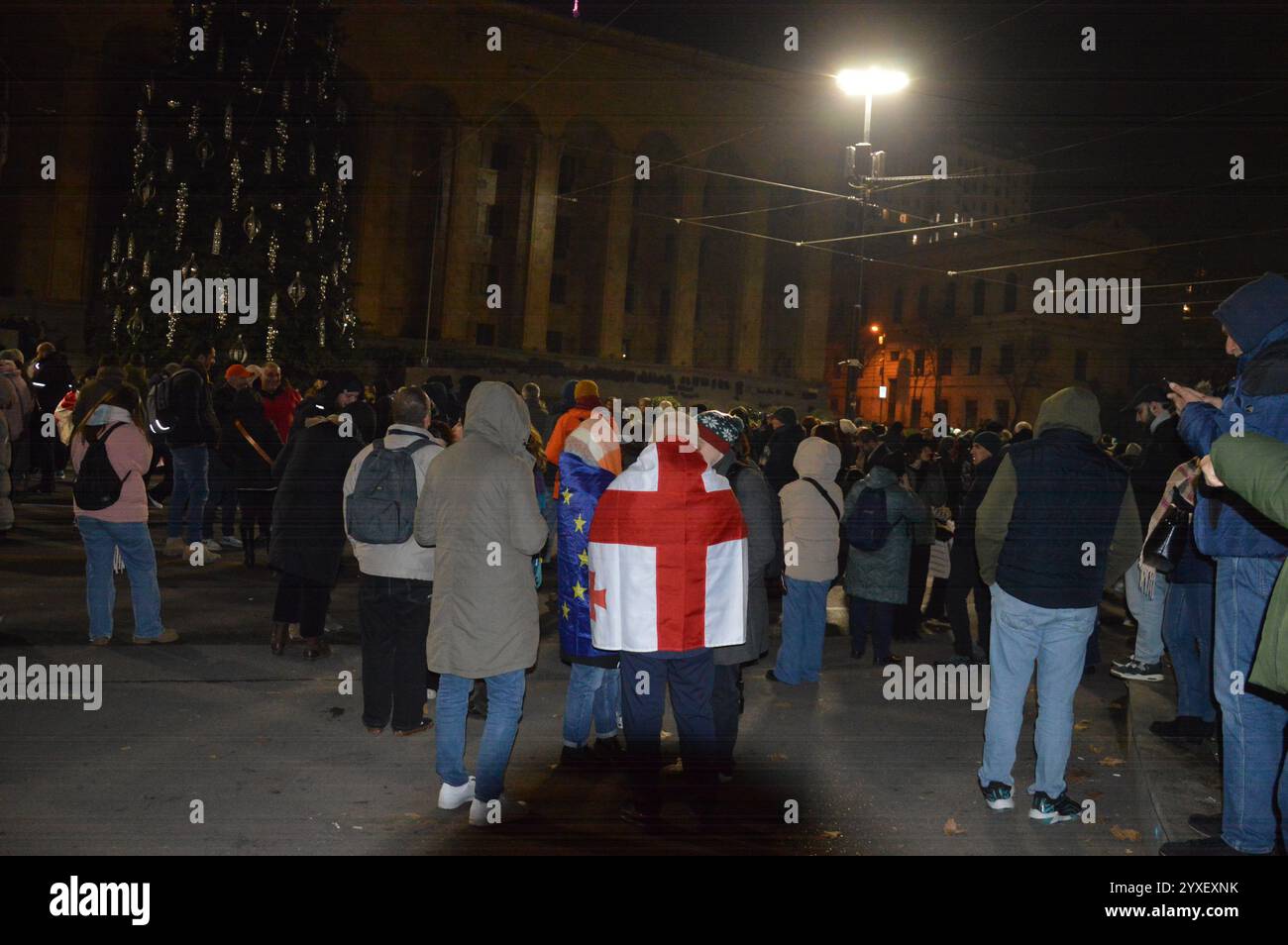Tblisi, Georgia - 10 dicembre 2024 - i manifestanti si riuniscono di fronte all'edificio del Parlamento. (Foto di Markku Rainer Peltonen) Foto Stock