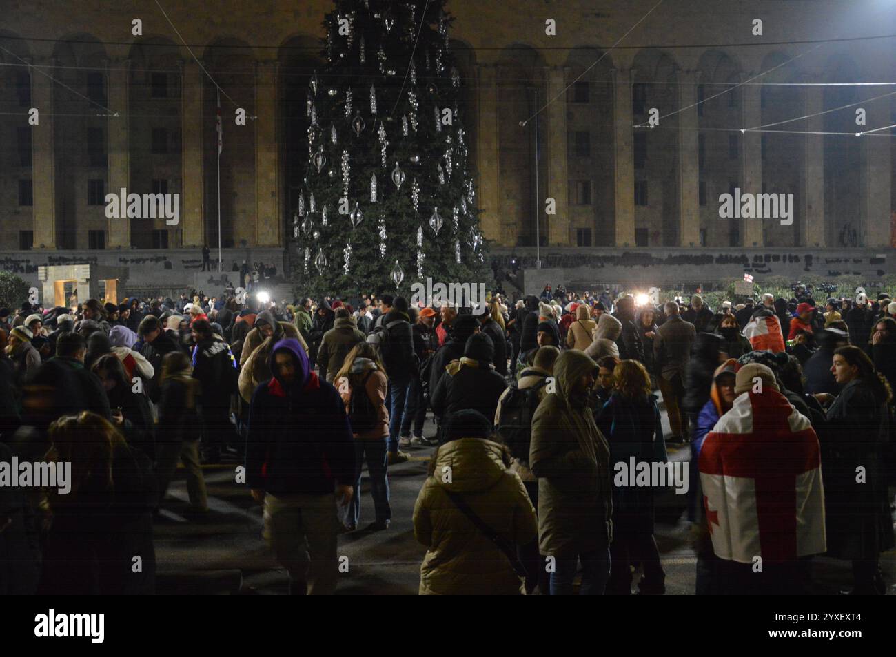 Tblisi, Georgia - 10 dicembre 2024 - i manifestanti si riuniscono di fronte all'edificio del Parlamento. (Foto di Markku Rainer Peltonen) Foto Stock