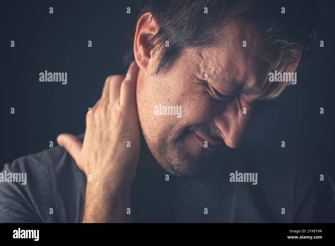 Dolore cronico al collo condizione medica, primo piano con focus selettivo Foto Stock