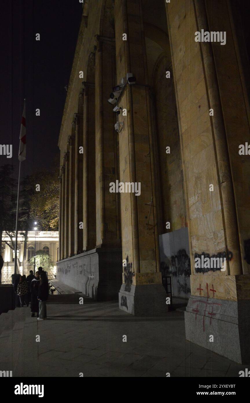 Tblisi, Georgia - 10 dicembre 2024 - i manifestanti si riuniscono di fronte all'edificio del Parlamento. (Foto di Markku Rainer Peltonen) Foto Stock