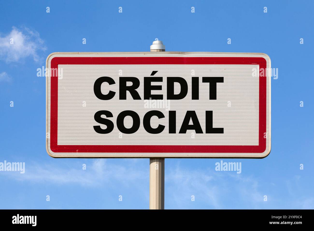 Un cartello di ingresso francese su un cielo azzurro con al centro la scritta "Crédit social", che in inglese significa "sistema di credito sociale". Foto Stock