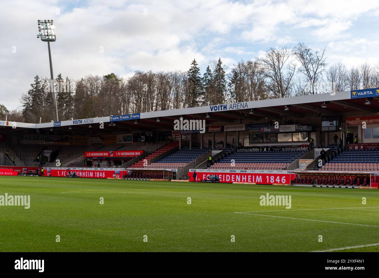 Voith Arena, Stadion, Inneraum, Tribuenen, GER, 1) FC Heidenheim vs. VfB Stuttgart, Fussball, Herren, 1. Bundesliga, 14 anni. Spieltag, Spielzeit 2024/2025, 15.12.2024, LE NORMATIVE DFL/DFB VIETANO QUALSIASI USO DI FOTOGRAFIE COME SEQUENZE DI IMMAGINI E/O QUASI-VIDEO, foto: Eibner-Pressefoto/Wolfgang Frank Foto Stock