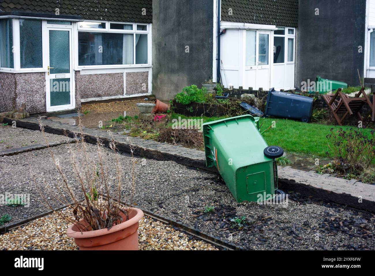 Bidoni disseminati tra i giardini delle case dopo gli effetti devastanti della tempesta Desmond e le inondazioni che ne derivano. Foto Stock