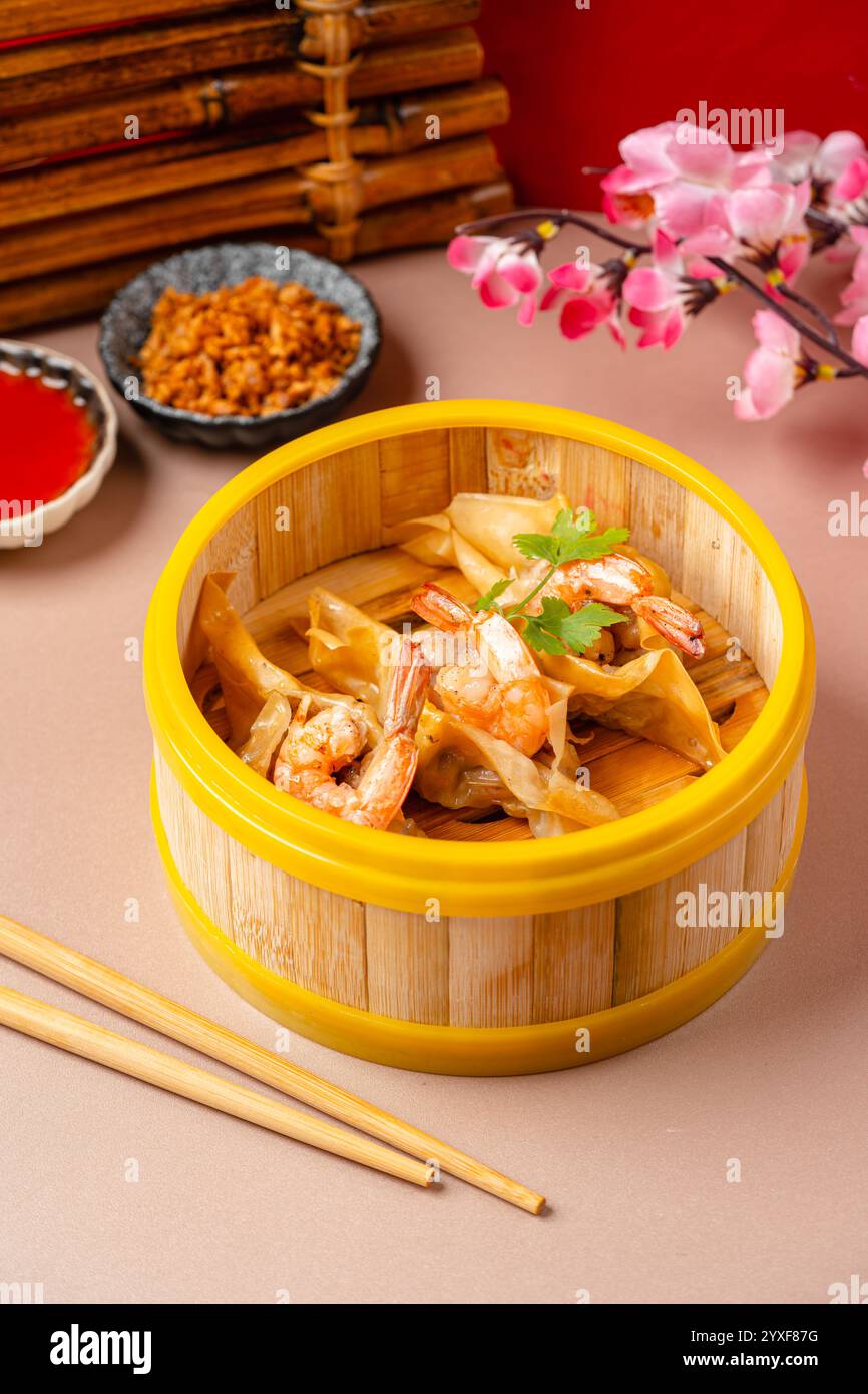 gnocchi di gamberi in un cestello per vaporiera di bambù. Il Dimsum è una vasta gamma di piccoli piatti che i cantonesi consumano tradizionalmente nei ristoranti per la colazione Foto Stock