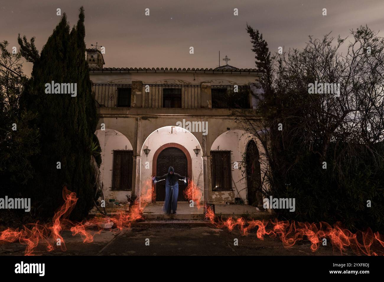LightPainting di notte, con luci artificiali sui modelli. Foto Stock