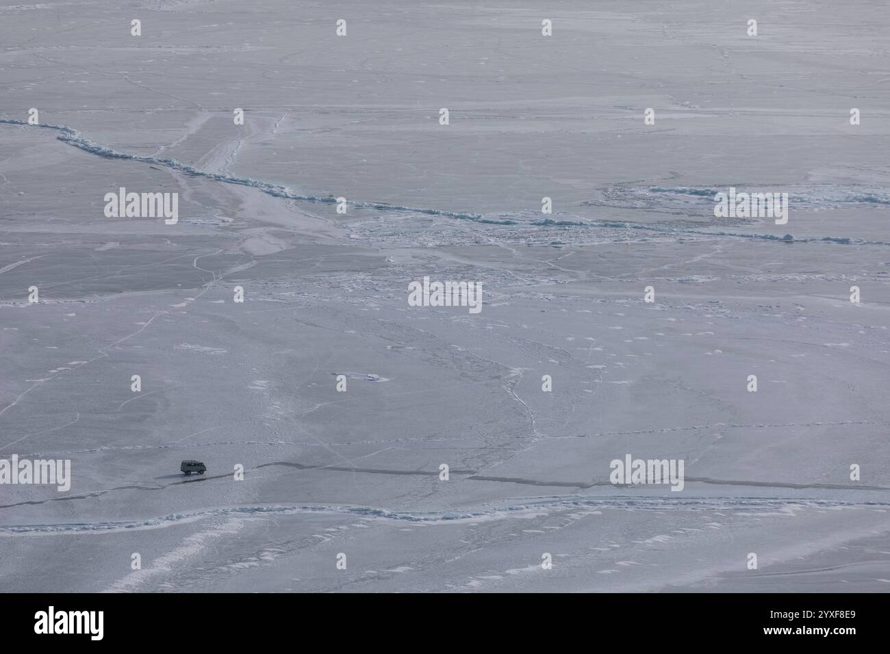 Lago Baikal ghiacciato in inverno, Oblast' di Irkutsk, Siberia, Russia Foto Stock