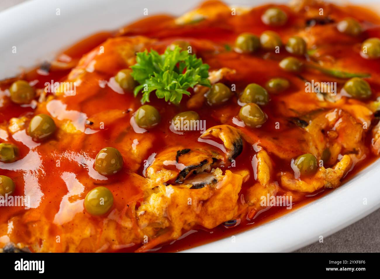Fu yung hai, Puyonghai o egg foo Young, un famoso piatto di emelette in stile cinese in Indonesia. a base di uova, verdure e salsa Foto Stock