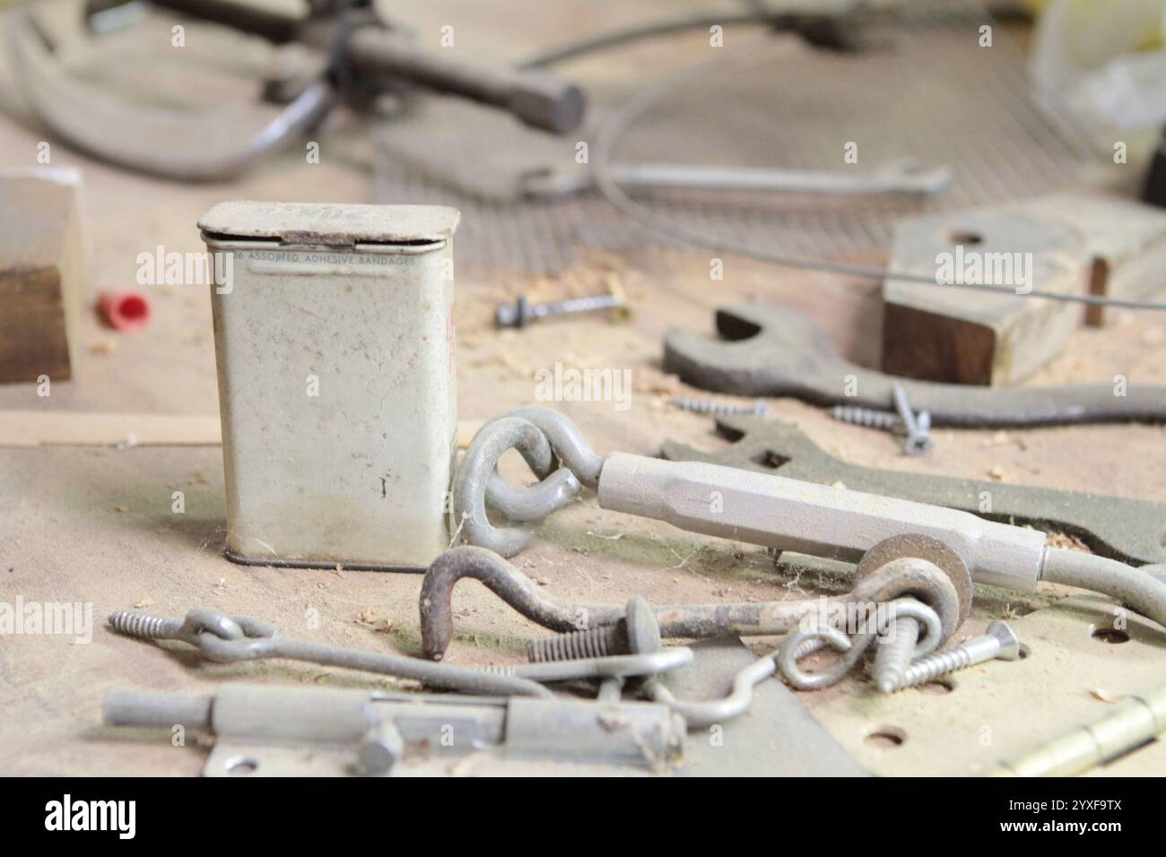 Primo piano di una polverosa teglia vintage con ferramenta Foto Stock