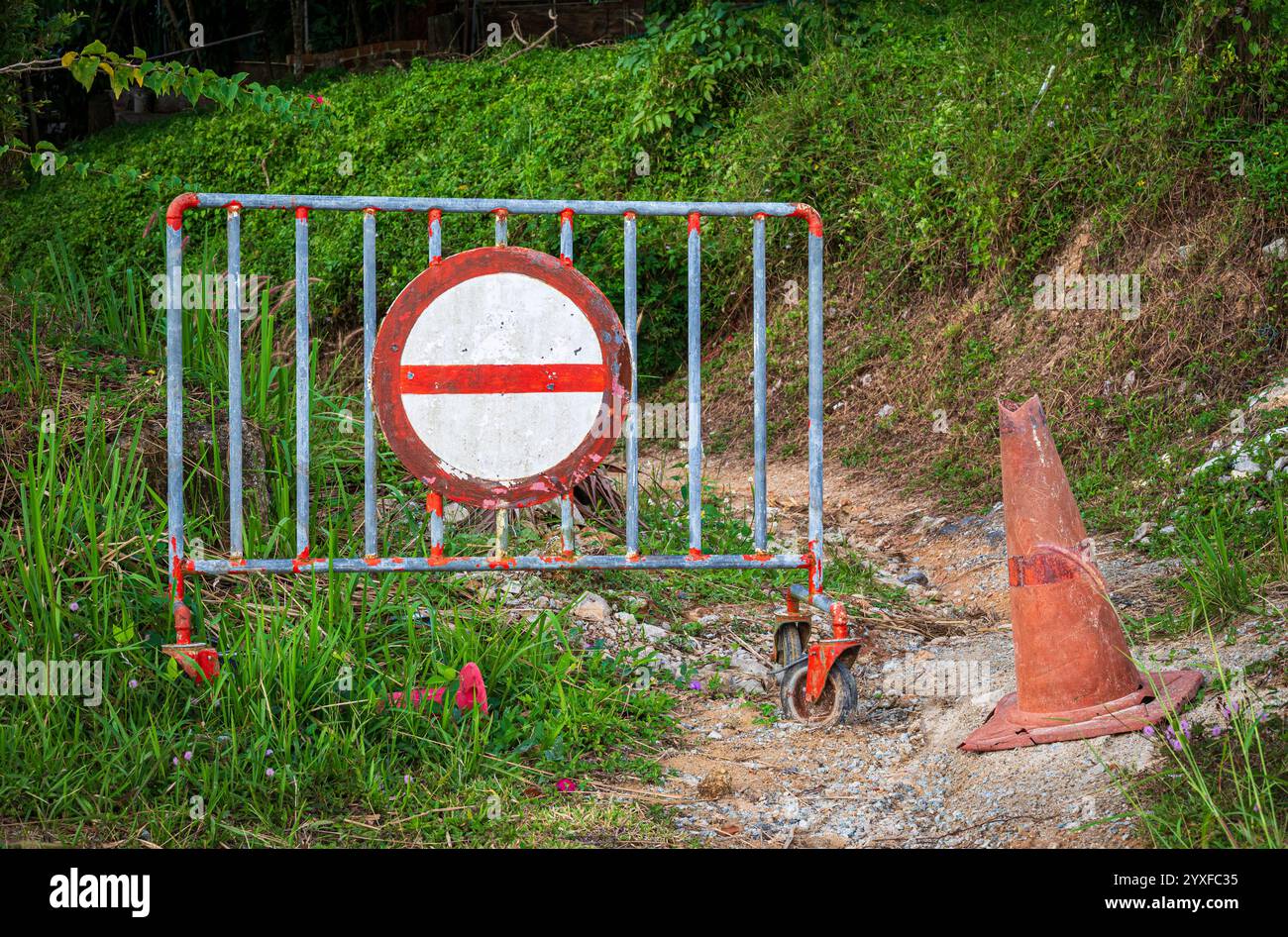 Barricate improvvisate sul sentiero pedonale nella zona rurale della Thailandia Foto Stock