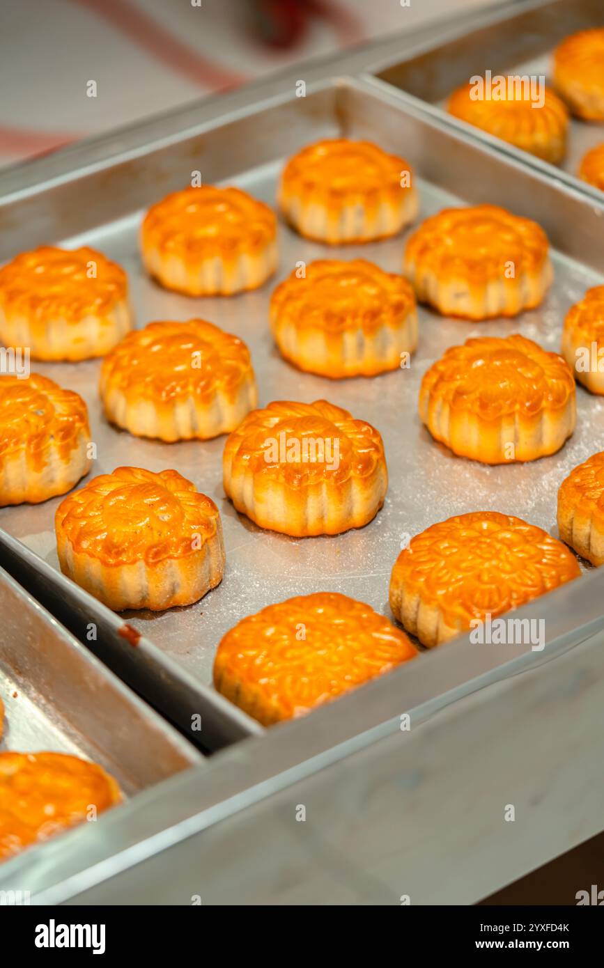 Processo di preparazione della Mooncake. La mooncake è un prodotto da forno cinese tradizionalmente consumato durante il Festival di metà autunno. Foto Stock