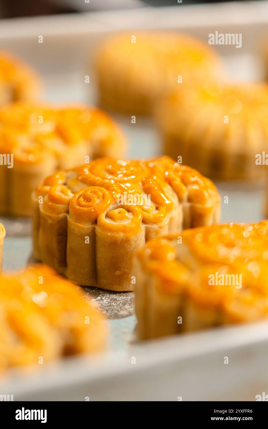 Processo di preparazione della Mooncake. La mooncake è un prodotto da forno cinese tradizionalmente consumato durante il Festival di metà autunno. Foto Stock