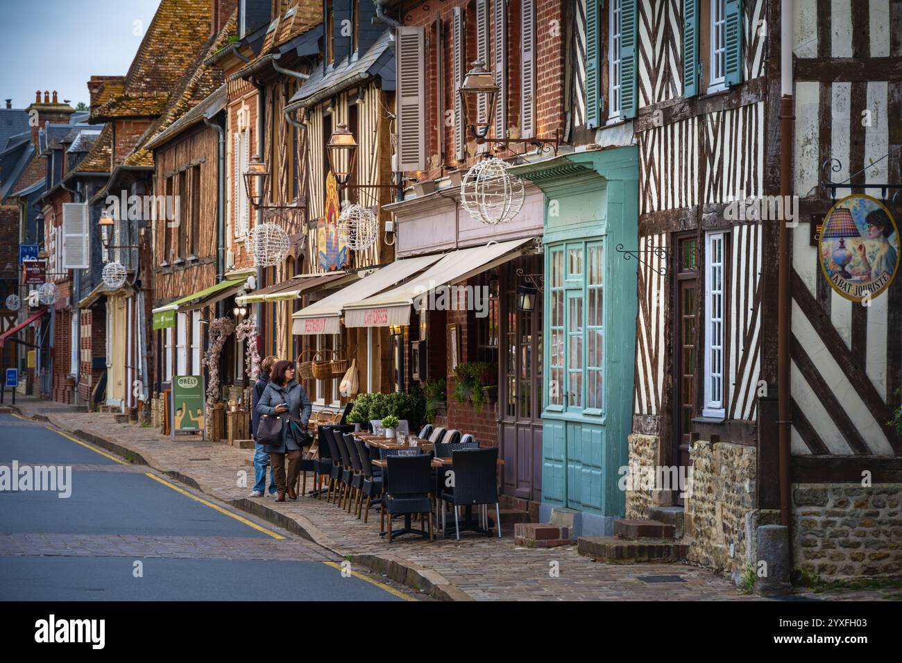 Strada principale, Beuvron en Auge, Normandia, Francia, Foto Stock