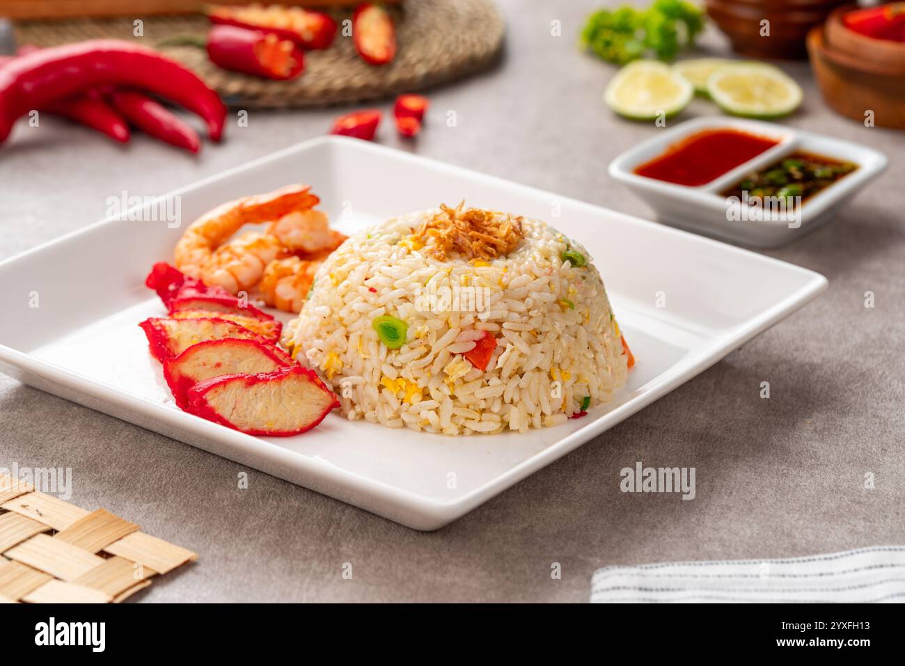 Il riso fritto di Yangzhou è un popolare piatto di riso fritto in stile wok cinese. Cucina cinese cinese asiatica. Autentico riso fritto di Yangzhou con uova, pra fresco Foto Stock