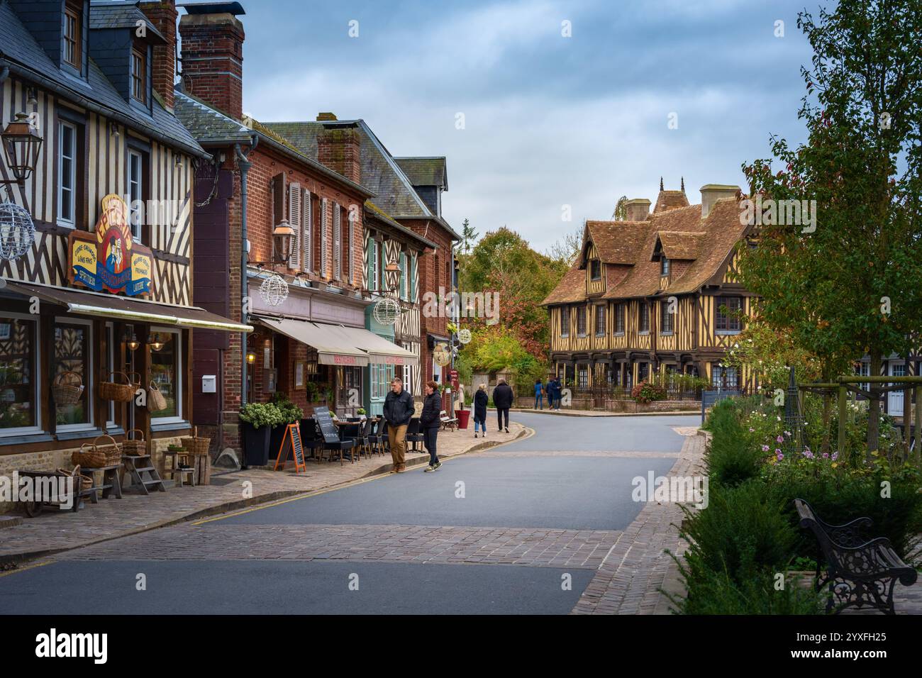 Strada principale, Beuvron en Auge, Normandia, Francia, Foto Stock