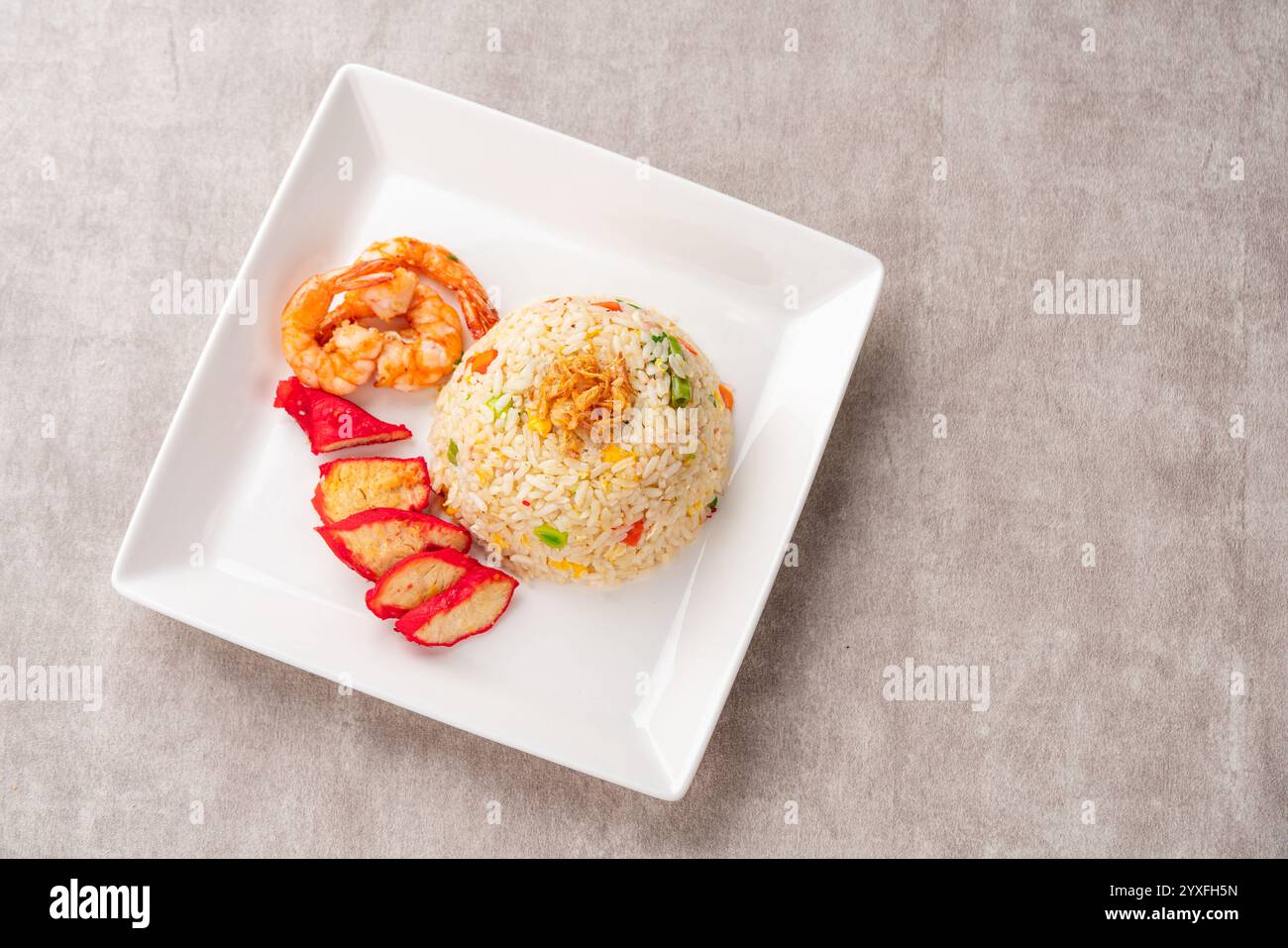 Il riso fritto di Yangzhou è un popolare piatto di riso fritto in stile wok cinese. Cucina cinese cinese asiatica. Autentico riso fritto di Yangzhou con uova, pra fresco Foto Stock