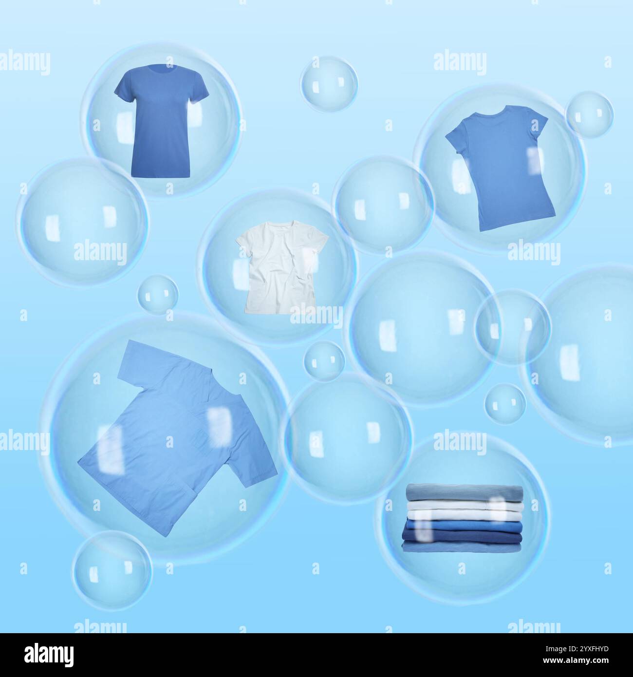 Diverse bolle di sapone con il bucato all'interno e quelle vuote che galleggiano su sfondo azzurro Foto Stock