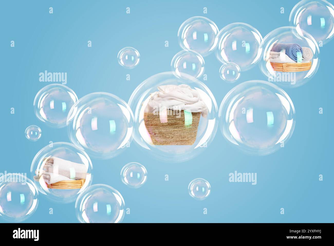Diverse bolle di sapone con il bucato all'interno e quelle vuote che galleggiano su sfondo azzurro Foto Stock