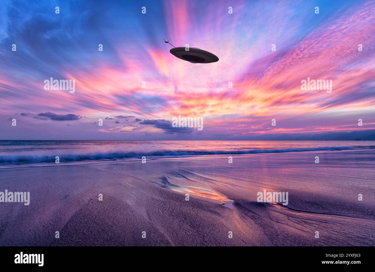 Un drone UFO sta sorvolando l'oceano contro un colorato cielo al tramonto Foto Stock