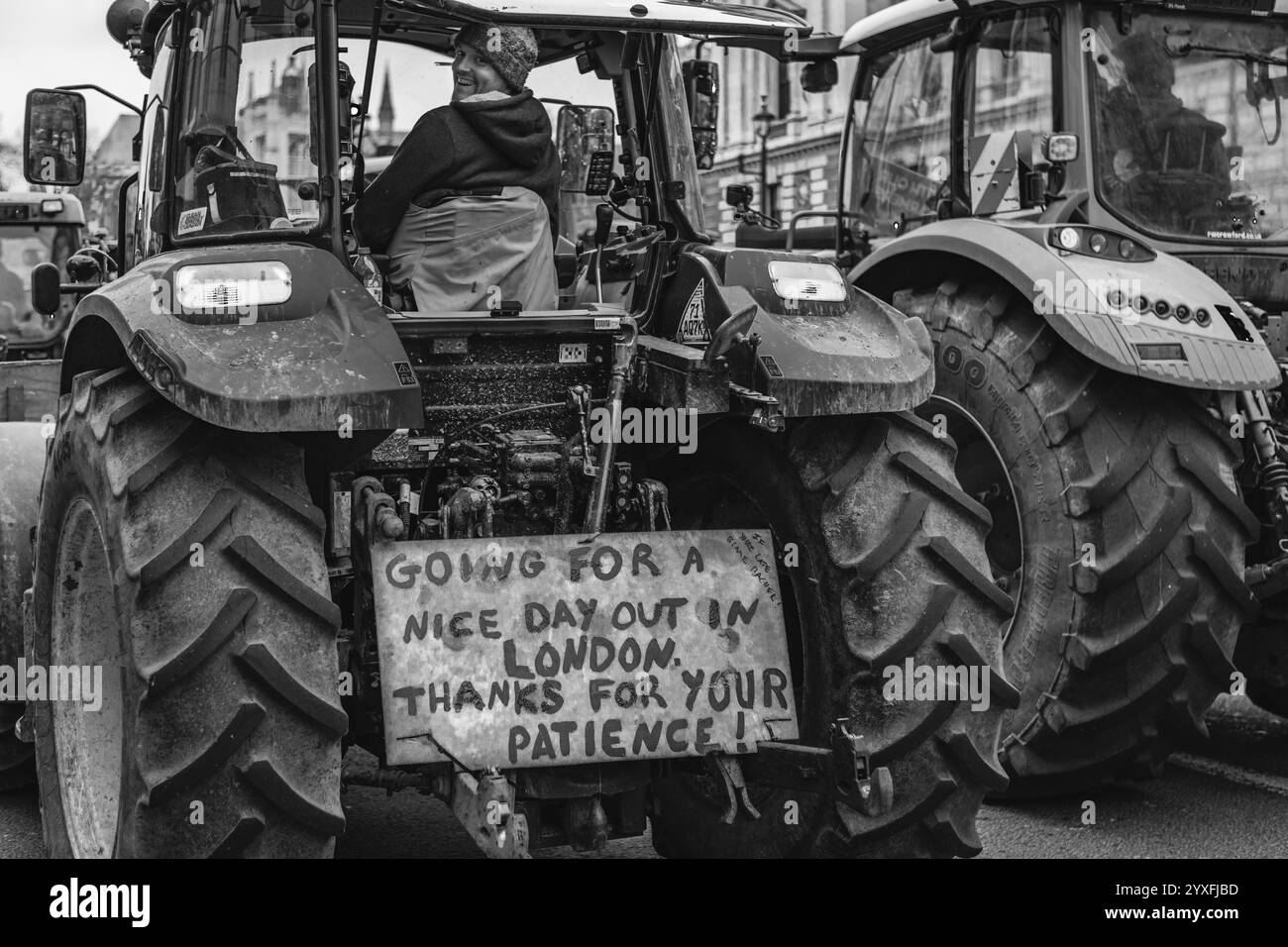 Immagine in bianco e nero degli agricoltori che protestano contro i nuovi piani di imposta sulle successioni. Foto Stock