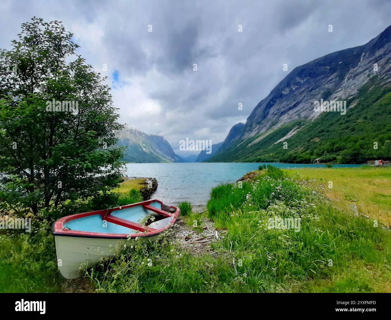 Barca in mare in un ambiente da sogno Foto Stock