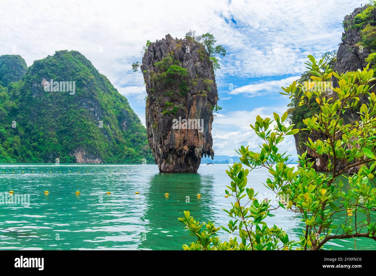 Roccia nel mare sull'isola di James Bond vicino a Phuket in Thailandia. Isola di Khao Phing Kan nella baia di Phang Nga, Thailandia. Viaggi popolari e turistici Foto Stock