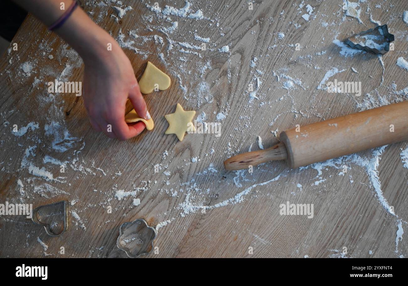 Kekse backen in der Weihnachtszeit. Ein Kind sticht Plätzchen aus. Bunde Niedersachsen Deutschlan *** biscotti da forno a Natale Un bambino cuoce i biscotti a Bunde bassa Sassonia Germania Copyright: Xdiebildwerftx Foto Stock