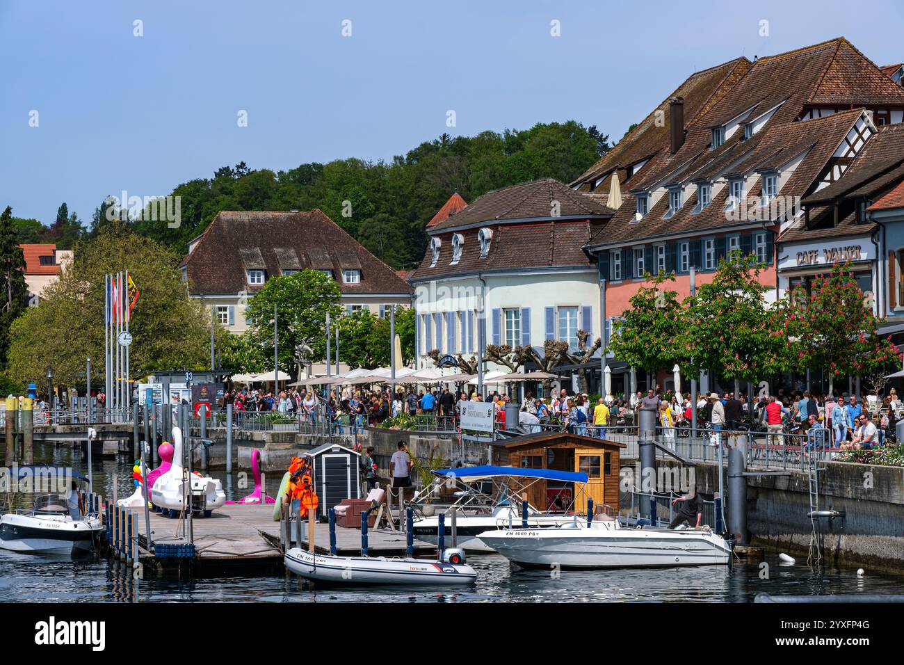 Turismo quotidiano sul lungomare di Überlingen, Baden-Württemberg, Germania, solo per uso editoriale. Foto Stock