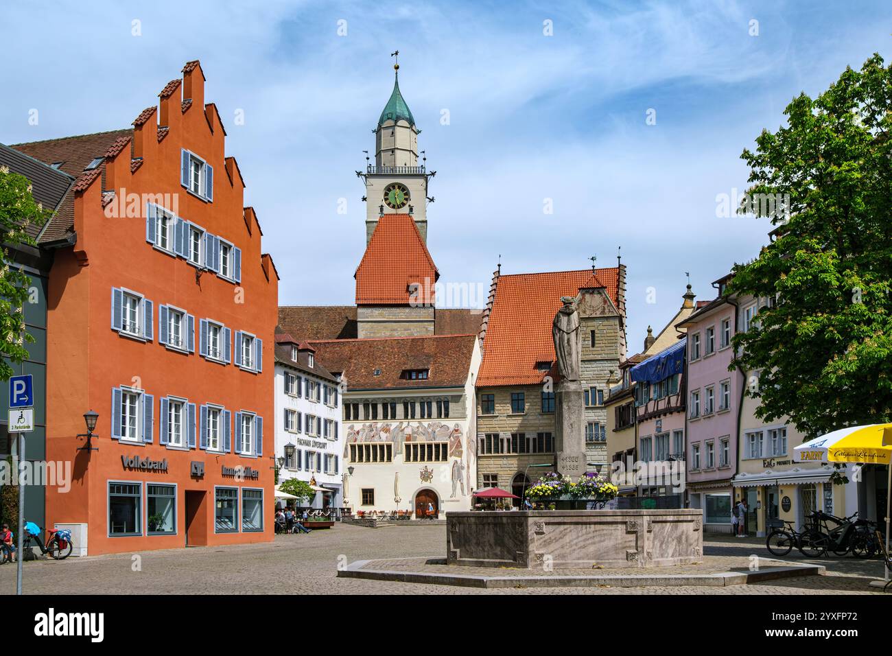 Scena quotidiana sulla Hofstatt, la storica piazza del mercato nel centro storico di Überlingen, Baden-Württemberg, Germania, solo per uso editoriale. Foto Stock
