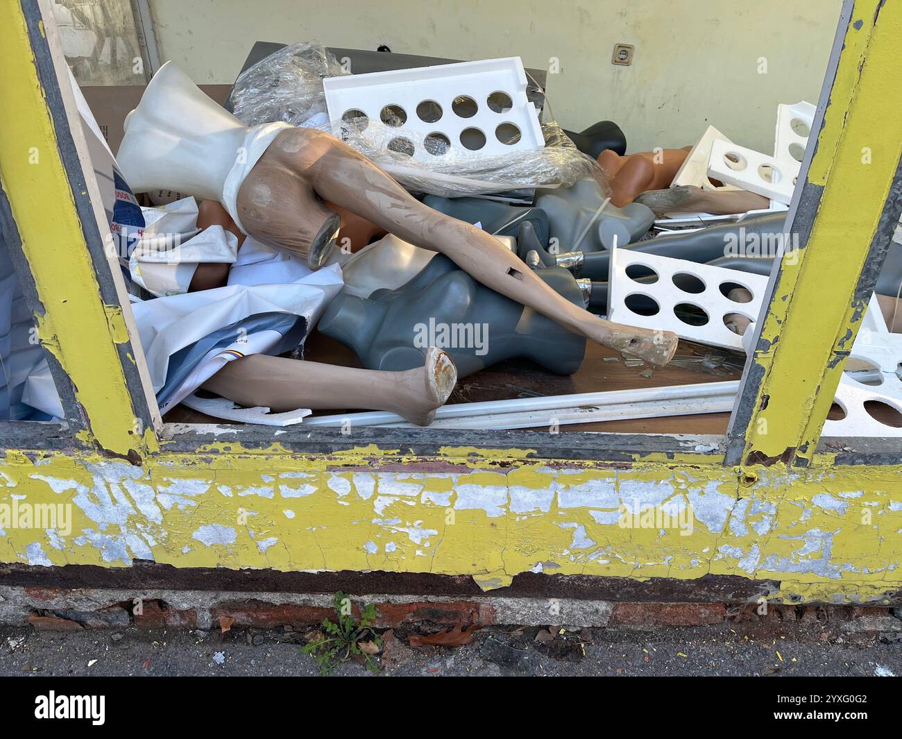 abbandonata, abbandonata, negozio, attività, chiusa, economia, declino, crisi, indigenti, consumismo, trascurato, manichini, fallimento, fallimento, urbano - Immagine stock catturata con smartphone